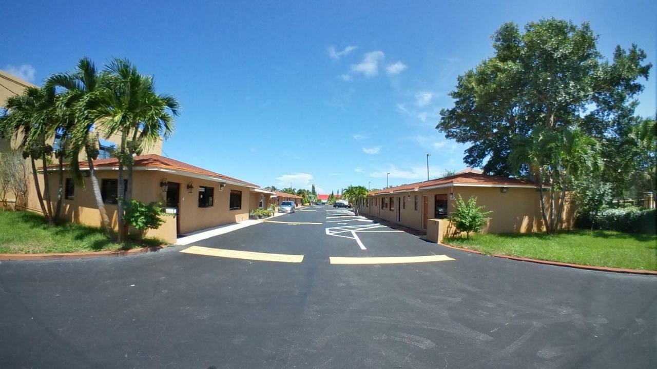 Travel Inn Of ריביירה ביץ' מראה חיצוני תמונה