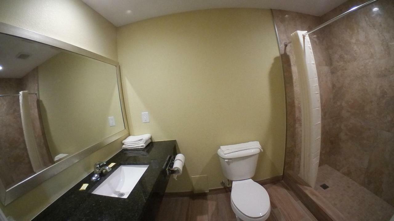 Travel Inn Of ריביירה ביץ' מראה חיצוני תמונה