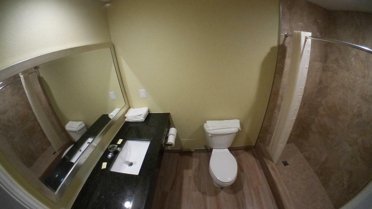 Travel Inn Of ריביירה ביץ' מראה חיצוני תמונה