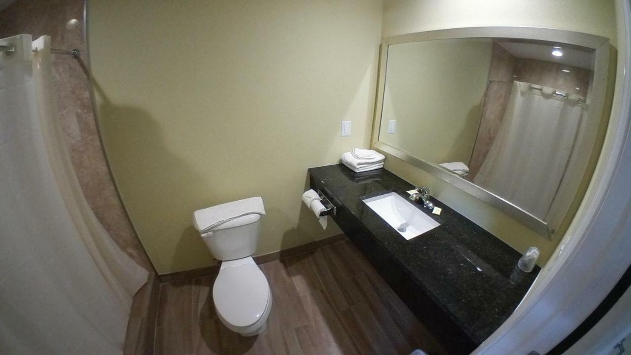 Travel Inn Of ריביירה ביץ' מראה חיצוני תמונה