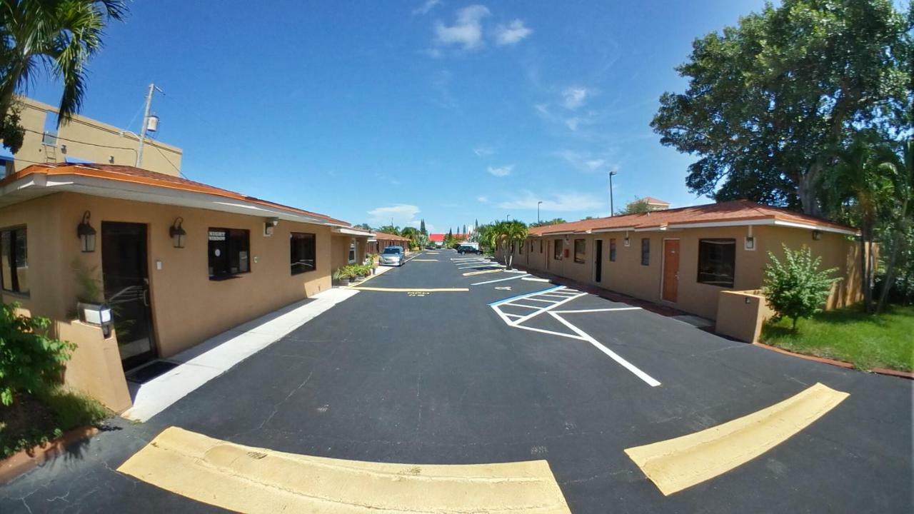 Travel Inn Of ריביירה ביץ' מראה חיצוני תמונה